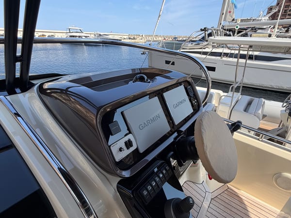 Invictus GT 320 detail